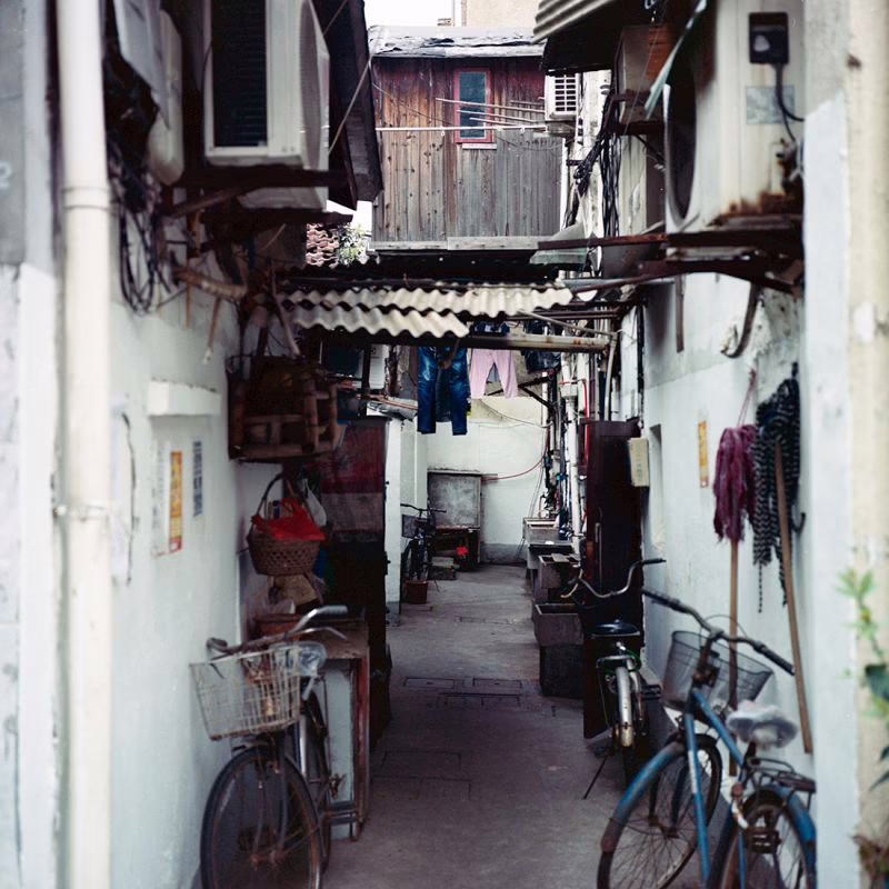 One of the things that fascinates me about cities are the organic parts, away from the skyscrapers. These alleys offer a glimpse of everyday life.