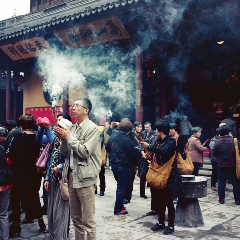 I felt lucky to be able to see people stopping by the temple in the middle of their day to offer prayers.